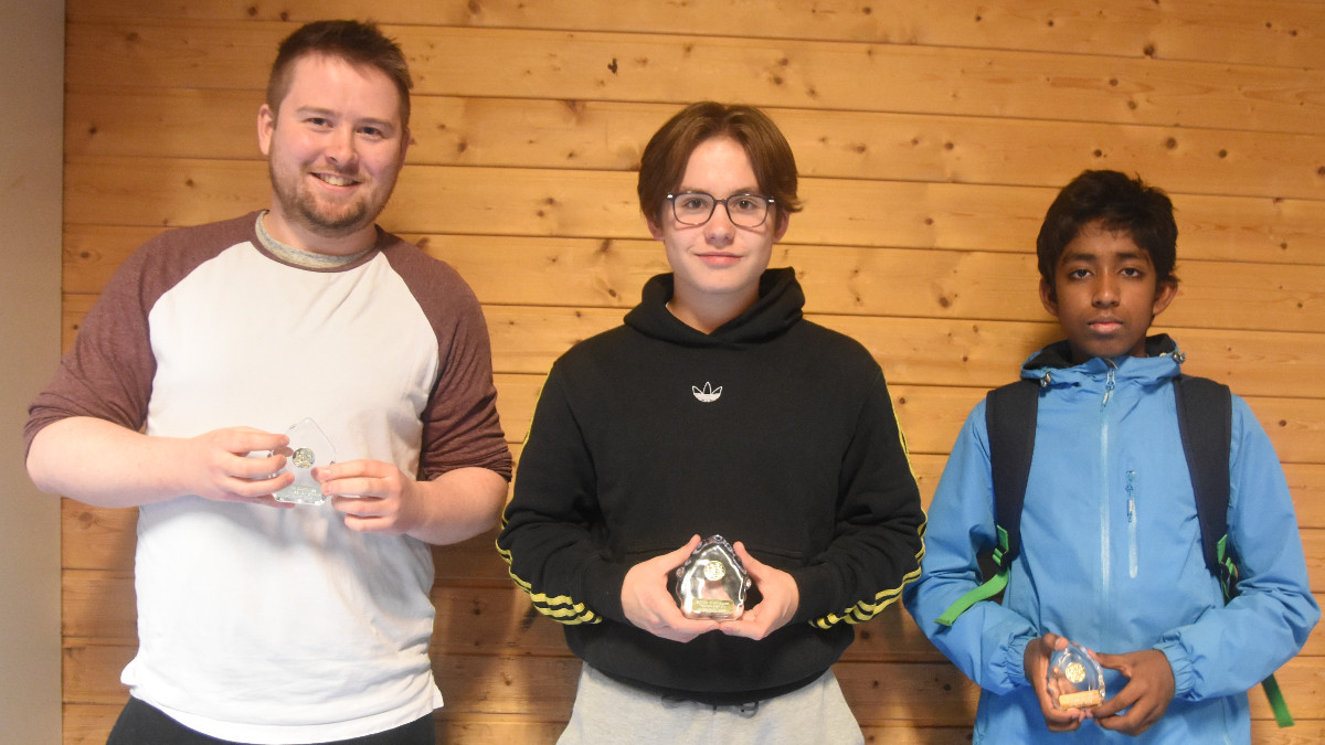 Årets klubbmester i lynsjakk, Thomas Sekkingstad, flankert av tapende finalist Jarle Sivertsen og vinner av bronsefinalen, Thirukkumaran Jeyachandran. Foto: Tom Eriksen