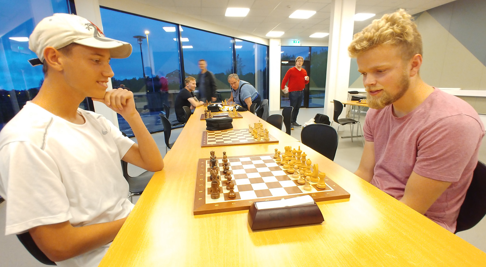 Kristian Elias Nygård-Forberg vant Jæren SK Klubbturnering i langsjakk. Her fra en klubbkveld i fjor da han målte krefter med David Hellesøy (t.h.). Foto: Tom Eriksen