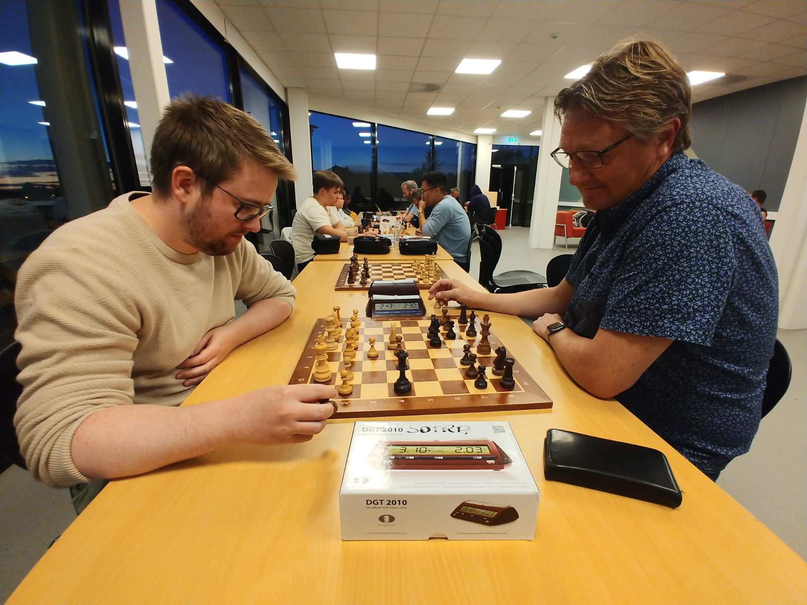 Jarle Sivertsen møtte Morten L. Madsen i den 9. runden av kveldens klubbturnering i lynsjakk. Foto: Tom Eriksen 