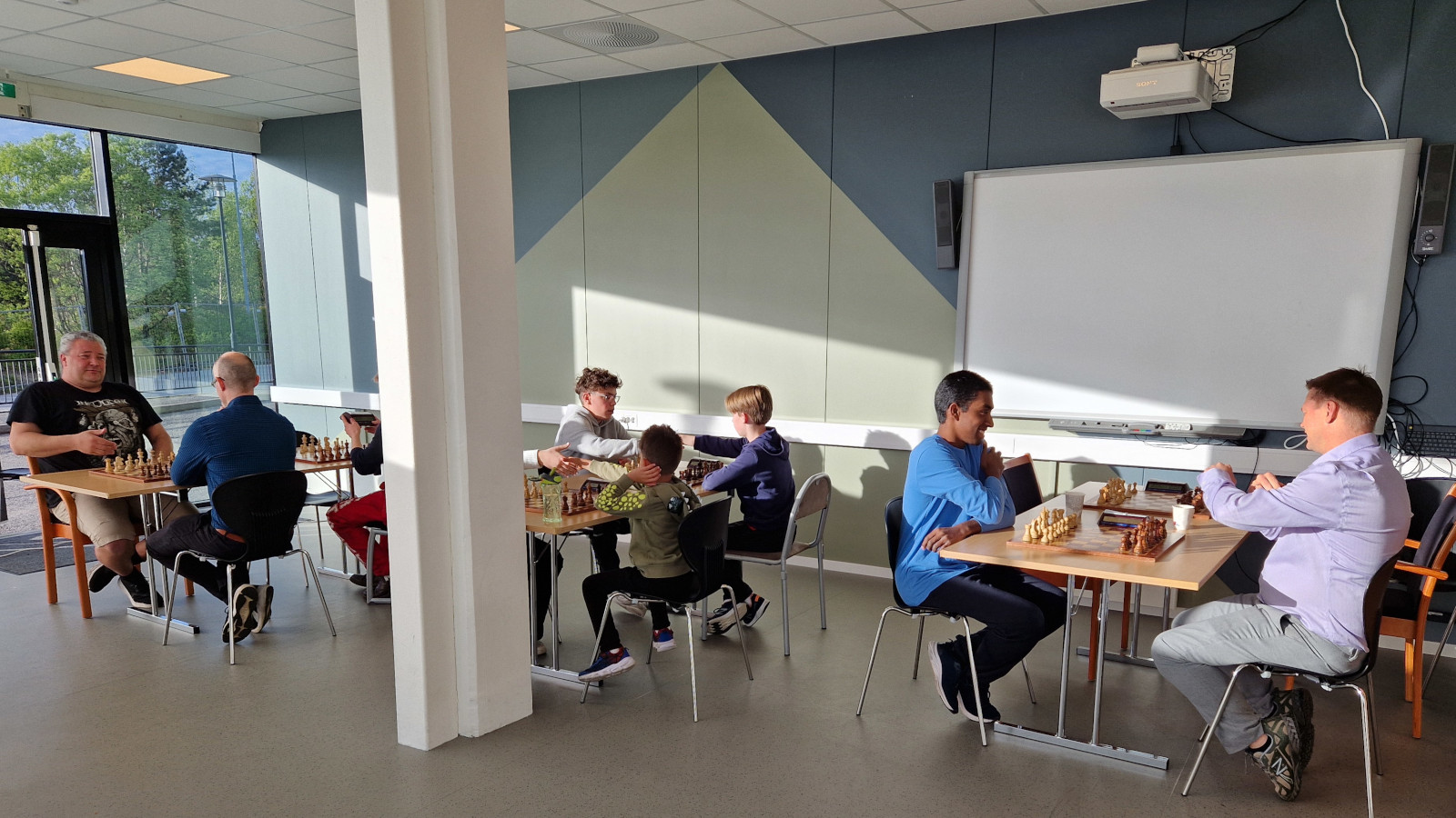 11 spillere fikk med seg kveldens klubbturnering i hurtigsjakk. Foto: Tom Eriksen