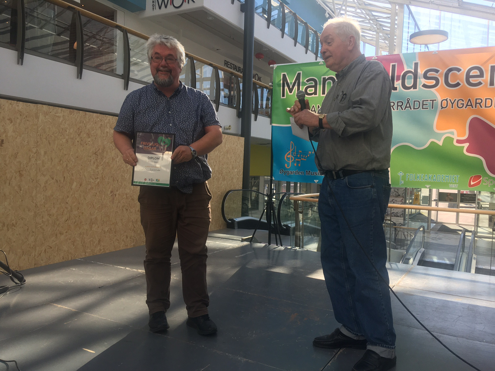 Tom Eriksen mottar diplom for beste stand på vegne av Sotra Sjakklubb og Sotra Sjakklubbs Ungdom. Foto: Monica L. Fjeldstad