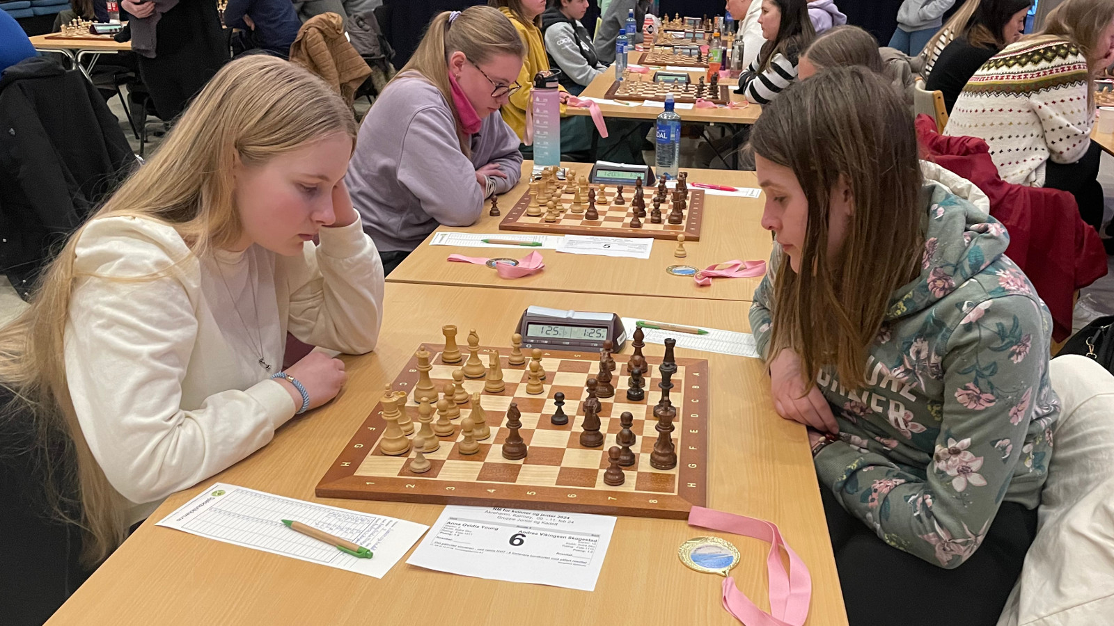 Anna Young og Andrea Vikingsen Skogestad møttes i den siste runden. Foto: Monica L. Fjeldstad