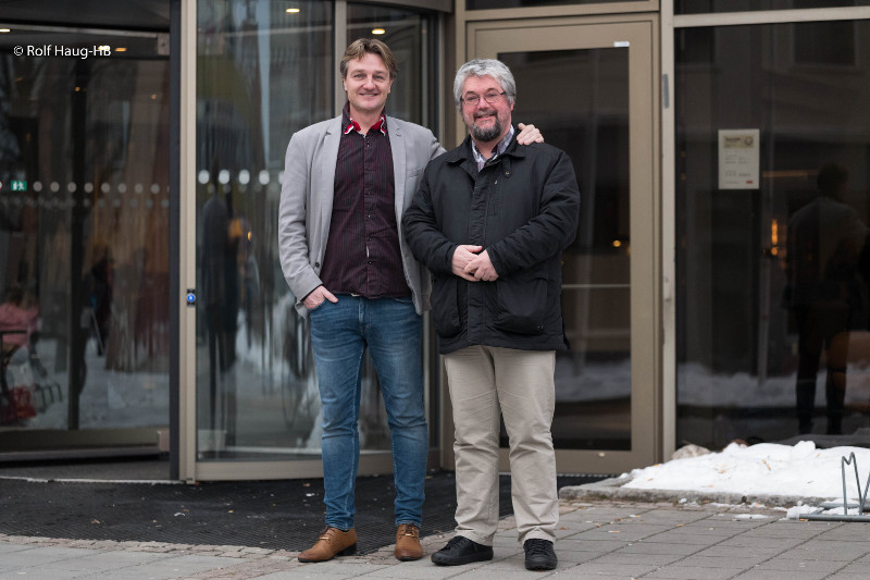 Morten L. Madsen og Tom Eriksen utenfor spillehotellet. Foto: Rolf Haug