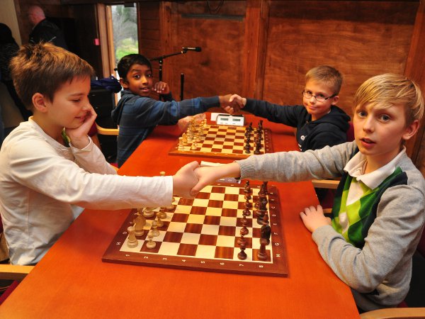 Thirukkumaran og Thomas (i bakgrunnen) hilser på hverandre i Sotra Høst-BGP 2014. Foran Olav Brattetveit og Vetle Velle.